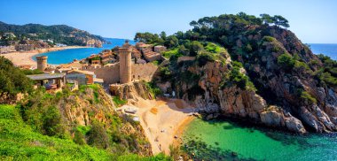 Tossa de Mar, tarihsel Old Town Duvar ve kum plaj Costa Brava Akdeniz sahilinde, Catalonia, İspanya