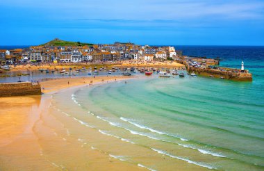 Pitoresk St Ives, Cornwall, İngiltere'de altın kumsalı ile popüler sahil kasabası