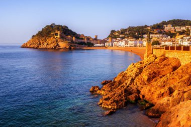 Tossa de Mar, popüler tatil beldesi Costa Brava Akdeniz sahilinde, Catalonia, İspanya, gündoğumu