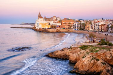 Kum plaj ve tarihsel Old Town Akdeniz tatil Sitges yakınındaki Barcelona, Costa Dorada, Catalonia, İspanya