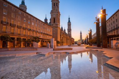 Sunrise, İspanya Zaragoza Old Town Yerebatan del Pilar Katedrali ile kuleleri