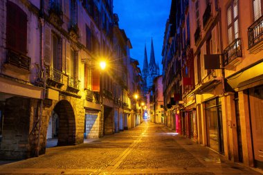 Bayonne Old Town, merkezi yayalara Katedrali, Bask Ülkesi, Fransa, sabah ışık görünümünü