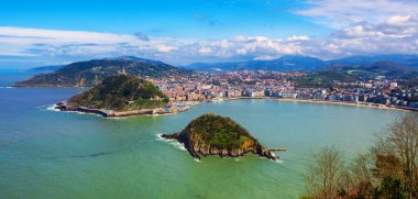 San Sebastian - Donostia şehir, Bask Ülkesi, İspanya, La Concha bay, Pirene Dağları ve Atlantik Okyanusu'nun panoramik manzaralı