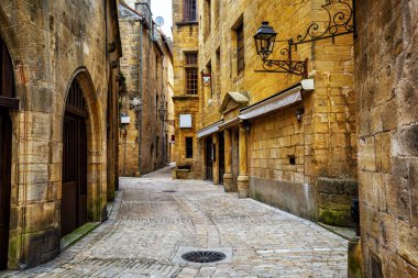 Tipik dar sokak içinde ortaçağ eski şehir, Sarlat la Caneda, Perigord, Fransa
