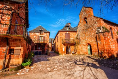 Collonges-la-Rouge, kırmızı tuğla evler ve Ortaçağ tarihi kent, Fransa'da kilise. Collonges artı Beaux köyleri listesi (Fransa'nın en güzel köy ilk üyesidir)