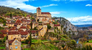 Saint-Cirq-Lapopie Ortaçağ Old Town, bir (Les Plus Beaux köy), Fransa'nın en güzel köy çok Nehri Vadisi, kayalık bir tepe üzerinde yer alan