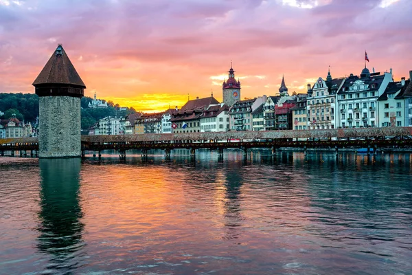 ルツェルン スイス 木造のカペル橋 劇的な夕日の光の中の中世の旧市街 — ストック写真