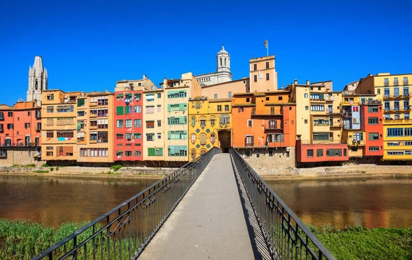 明るい 晴れた日のスペイン カタルーニャ州 ジローナ旧市街のカラフルなファサード — ストック写真