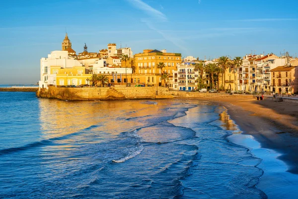 Pláže Jemným Pískem Historické Staré Město Středomořském Letovisku Sitges Poblíž — Stock fotografie