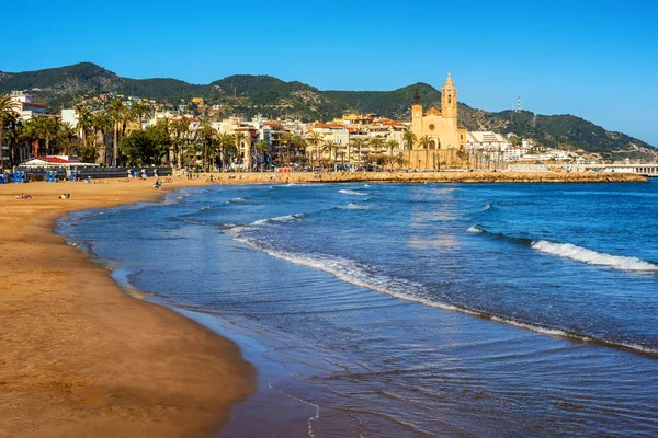 Kum plaj ve tarihsel Old Town Akdeniz tatil Sitges yakınındaki Barcelona, Costa Dorada, Catalonia, İspanya