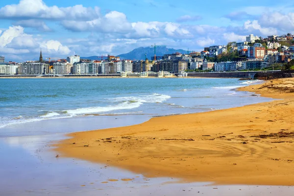 セバスティアン ドノスティア スペイン バスク オンダレタビーチ観砂ビーチ コンチャ湾と街のスカイライン — ストック写真