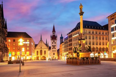 Münih kent, Marienplatz Meydanı ve eski Belediye Binası kule, Almanya, dramatik gündoğumu