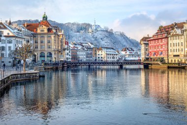 Lucerne, İsviçre, Oda tarihi kent ile beyaz kar kış aylarında nehre yansıtan kaplı 