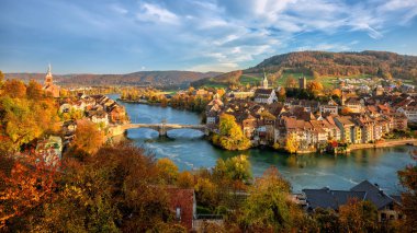 Ren Nehri üzerinde Laufenburg eski şehir bir popüler gün gezi çevresinde Basel, İsviçre, İsviçre Alman sınırında yer