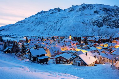 Andermatt köydür İsviçre Alpleri dağlar, İsviçre, bir popüler kış spor tesisi