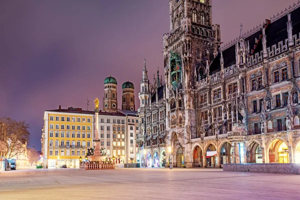 慕尼黑老城 玛丽安广场 新市政厅和圣玛丽大教堂 在夜间 — 图库照片