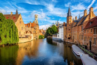 Rozenhoedkaai kanal, tarihi evler ve çan kulesine Bruges Ortaçağ Old Town, Belçika, Unesco Dünya Kültür Mirası site