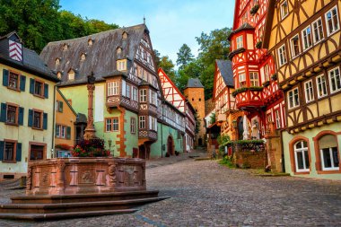 Renkli yarı ahşap evleri Miltenberg tarihi Ortaçağ Old Town, Bavyera, Almanya