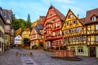 Renkli yarı ahşap evleri Miltenberg tarihi Ortaçağ Old Town, Bavyera, Almanya