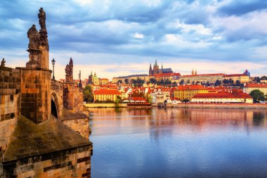 Prague Old Town, Charles Köprüsü, St Vitus Katedrali ve Prag Kalesi, Çek Cumhuriyeti, Vltava Nehri üzerinde gündoğumu yansıtan