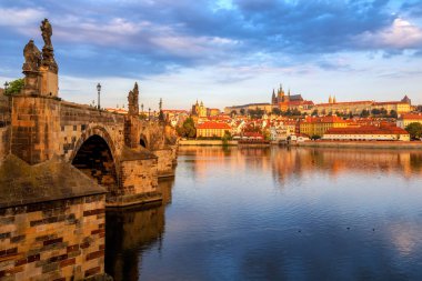 Prague Old Town, Charles Köprüsü, St Vitus Katedrali ve Prag Kalesi, Çek Cumhuriyeti, Vltava Nehri üzerinde gündoğumu yansıtan