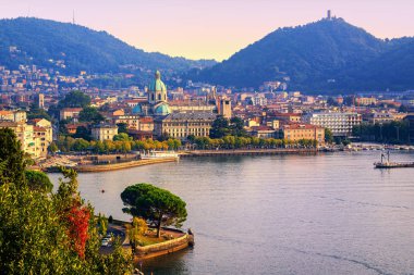 Como şehir tarihi kent merkezi ve Lake Como, İtalya, Alp dağlarında sıcak günbatımı ışığı