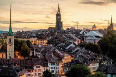 Bern Old Town, İsviçre, Unesco Dünya Kültür Mirası ören, sıcak gün batımı ışık