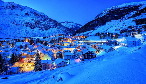 Andermatt köyünde swiss Alps dağlar, kaplı kar kış mavi ışık, akşam, panoramik, Uri, İsviçre