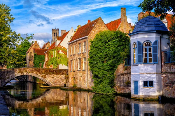 Tarihi evler bir kanal Bruges Ortaçağ Old Town, Belçika