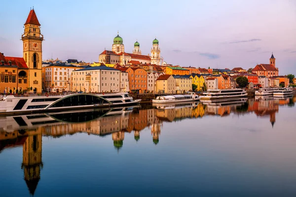 Akşam, tarihsel Passau Old Town, Almanya. Passau Danube ve Inn nehirleri arasında yer alan ve popüler Nehri cruise yer Orta Avrupa'da
