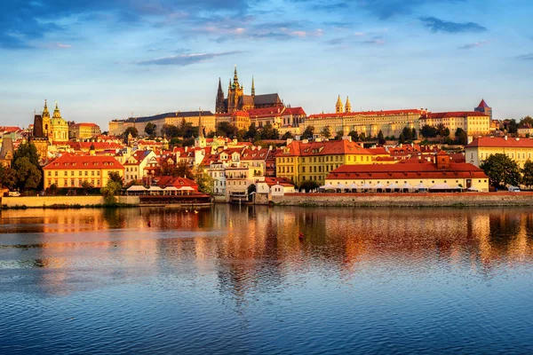 Prague Old Town Vitus Cathedral Zamku Praskiego Republika Czeska Odzwierciedlające — Zdjęcie stockowe