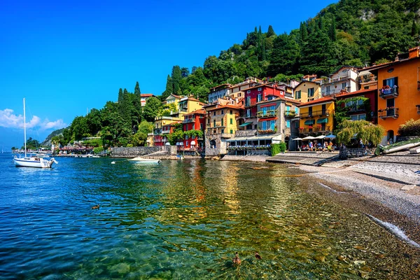 ヴァレンナ コモ湖 イタリアの有名なリゾート地のビーチでカラフルな家 — ストック写真