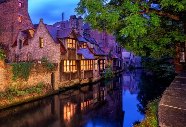 Bruges Eski Şehir, Belçika. Geceleri geleneksel ortaçağ evleri.