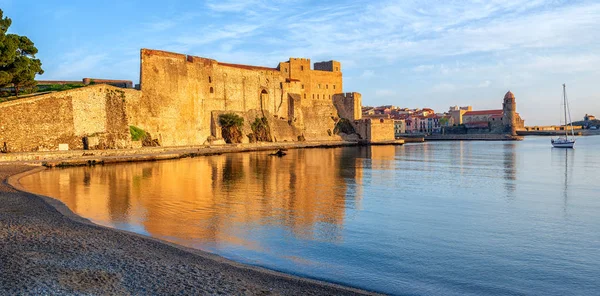 Srážoure, Francie, královský hrad a panorama starého města — Stock fotografie