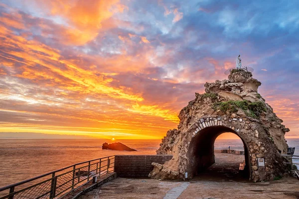 Biarritz, Francia, Roca de la Virgen en la puesta de sol dramática — Foto de Stock