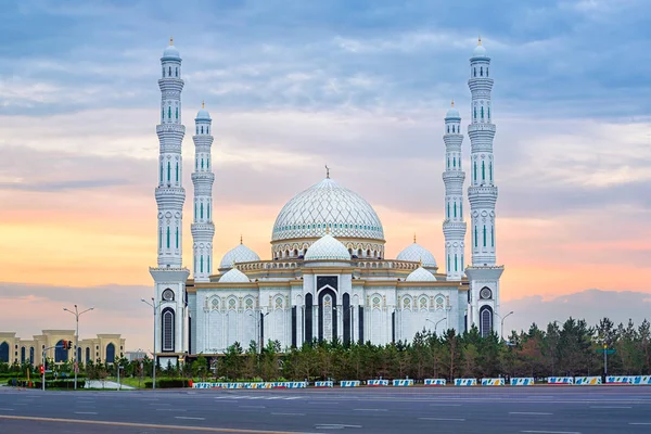 아스타나, 카사크스탄, 태양에 아름다운 화이트 하즈랏 술탄 모스크 — 스톡 사진
