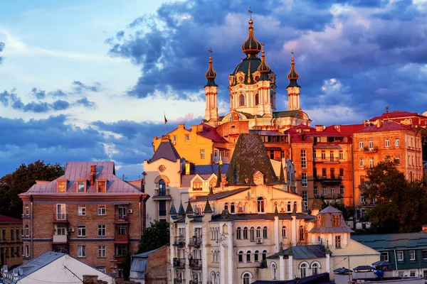 Kiova, Ukraina, Pyhän Andreaksen kirkko historiallisessa keskustassa — kuvapankkivalokuva