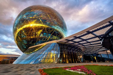 Astana, Kazakistan, Nur Alem pavil modernist cam küre