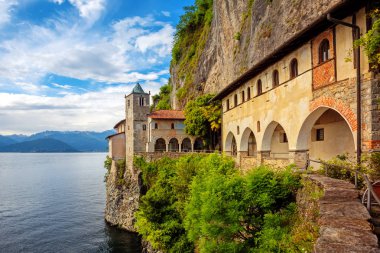Lago Maggiore gölü ndeki Santa Caterina del Sasso Manastırı, Ita
