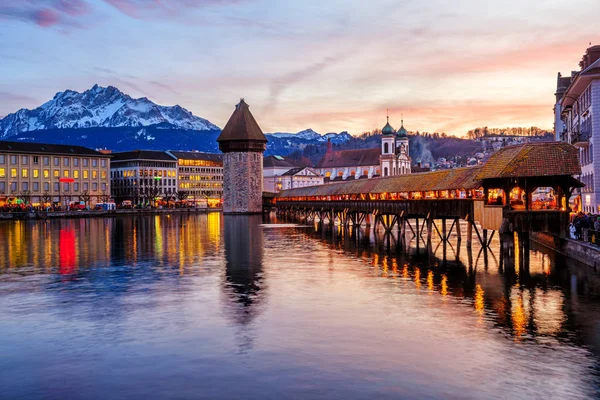 Lucerne, İsviçre, dramatik gün batımında tarihi Eski şehir — Stok fotoğraf