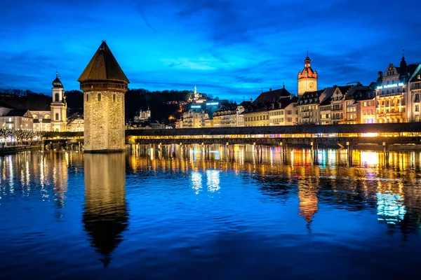 Lucerna, Svizzera, il centro storico e il ponte della Cappella alla fine — Foto Stock