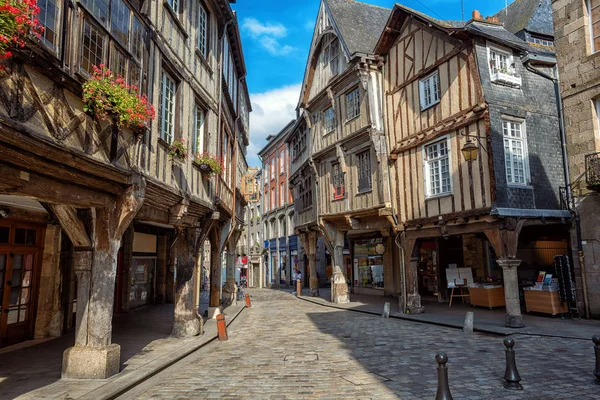 Dinan City, medeltida hus i gamla stan, Bretagne, Frankrike — Stockfoto