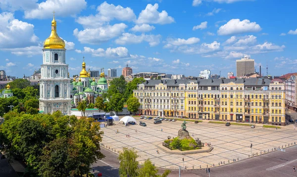 Kiev, Ucraina, vista sulla città con la cattedrale della cupola dorata di Santa Sofia — Foto Stock