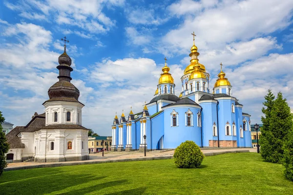 Kiev, Ucrania, ortodoxo cristiano St Michael 's Golden Domed mona —  Fotos de Stock