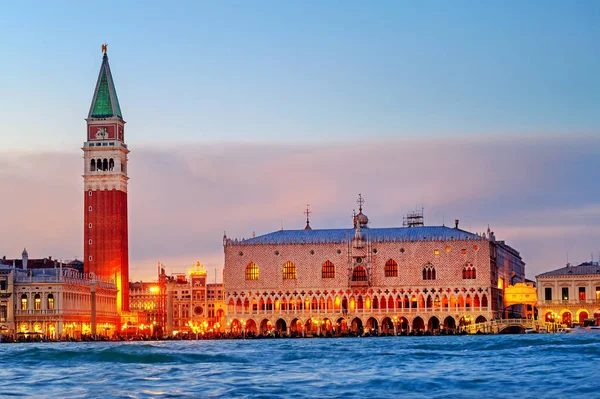 Venesia, Italia, pandangan Doges Palace dan Campanile pada malam hari — Stok Foto