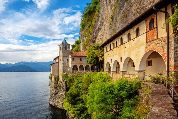 Klasztor Santa Caterina del Sasso nad jeziorem Lago Maggiore, ita — Zdjęcie stockowe