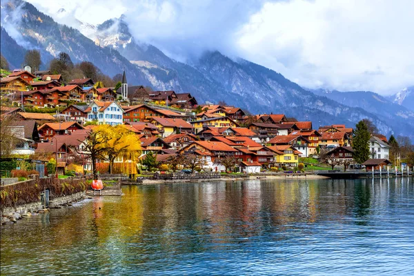 Kota tua dan pegunungan Alpen di Danau Brienzer, Swiss — Stok Foto