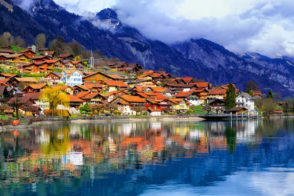 Kota tua dan pegunungan Alpen memantul di danau, Swiss — Stok Foto