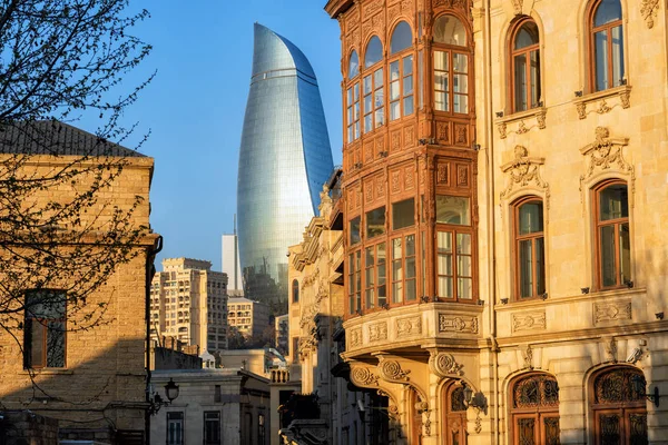 Kota tua Baku, Azerbaijan, dengan bangunan bersejarah dan modern — Stok Foto