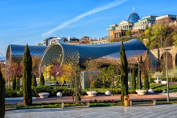 Taman Rhike di Tbilisi, Georgia, dengan Rike Concert Hall dan Presi — Stok Foto